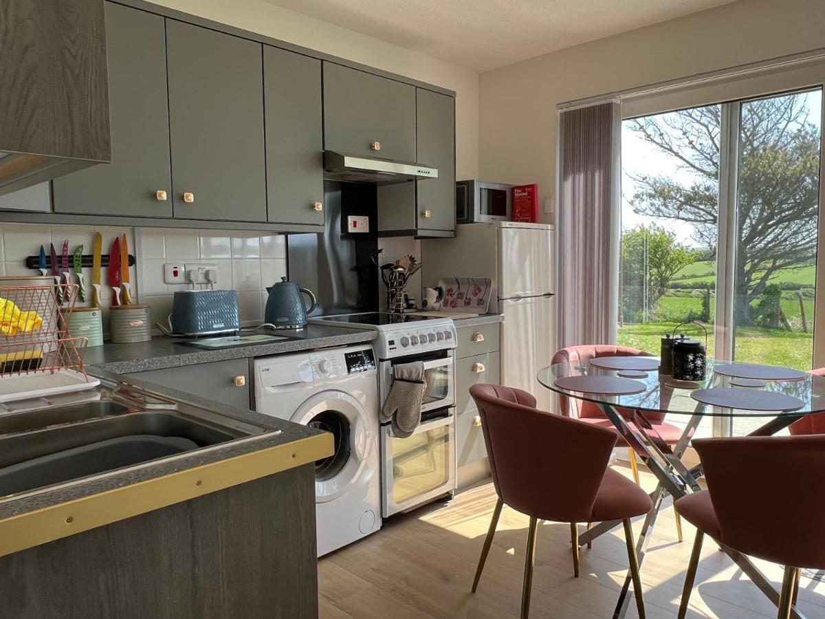 פרשווטר Valley View Self-Catering Coastal Bungalow In Rural West Wight מראה חיצוני תמונה